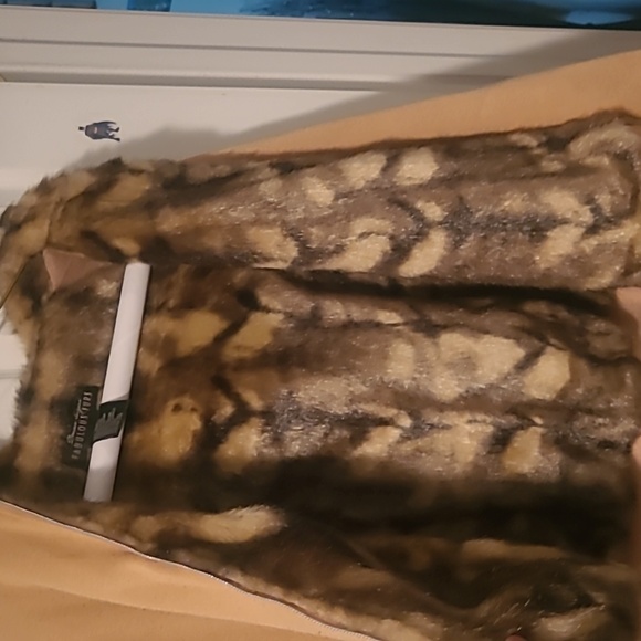 Donna Solyers Tan zip up long sleeve hoddie fur coat. - Picture 3 of 7